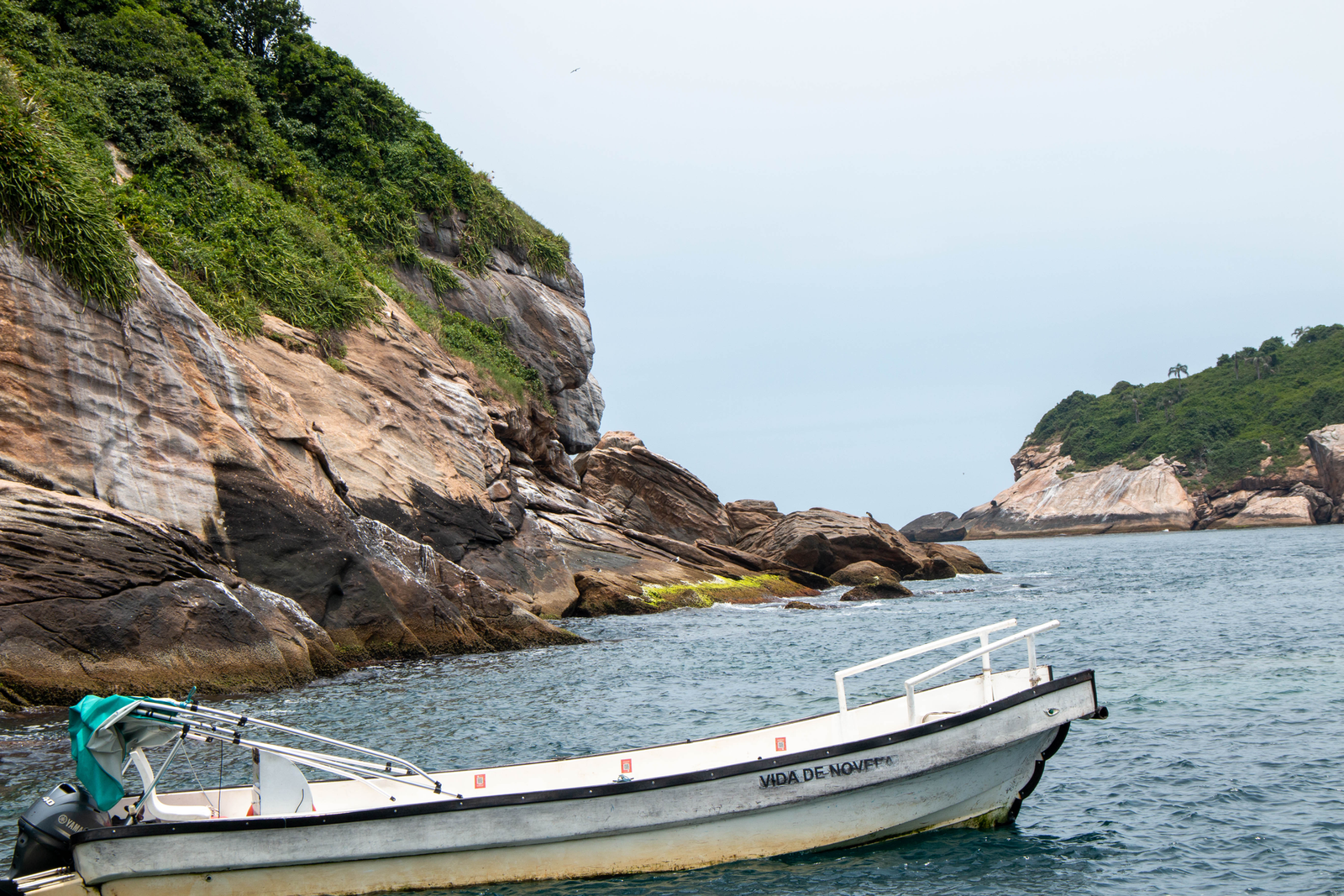 Vista aérea das Ilhas Tijucas, com águas cristalinas e barcos ancorados, na Barra da Tijuca, Rio de Janeiro.