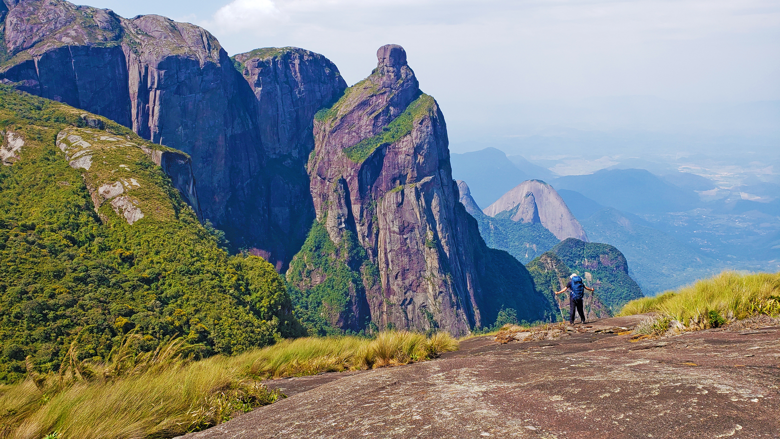 Vista panorâmica das montanhas da Travessia Petrópolis x Teresópolis, no Parque Nacional da Serra dos Órgãos.
